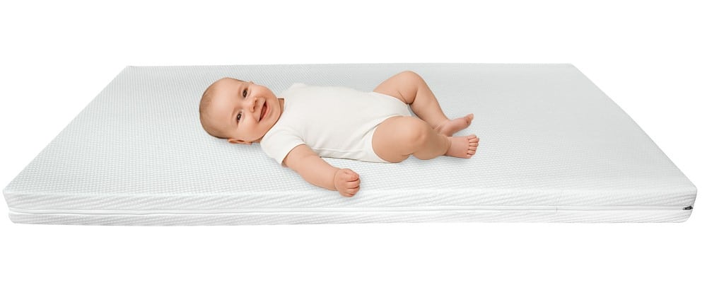 Baby auf weißer, mehrlagiger Babymatratze mit abnehmbarem Bezug