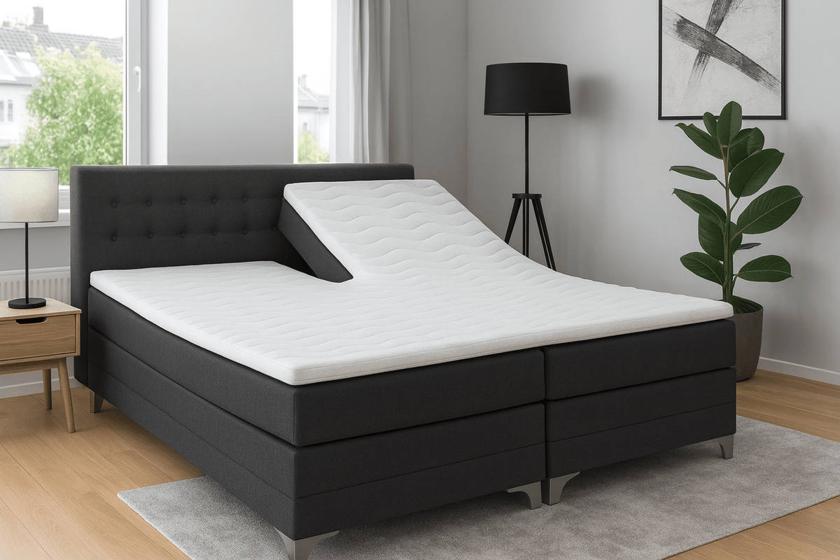Verstellbares Doppel-Boxspringbett anthrazit mit gestepptem Kopfteil und geteilter weißer Topperauflage