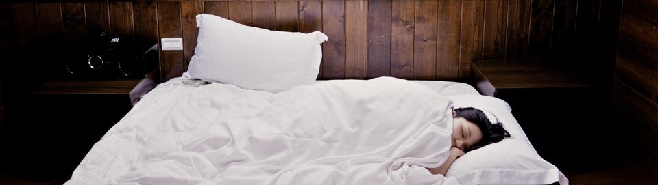 Schlafende Frau im Bett