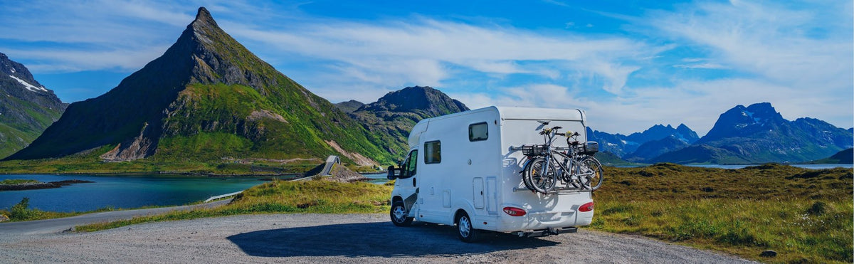 Wohnmobil vor einer Bergkulisse